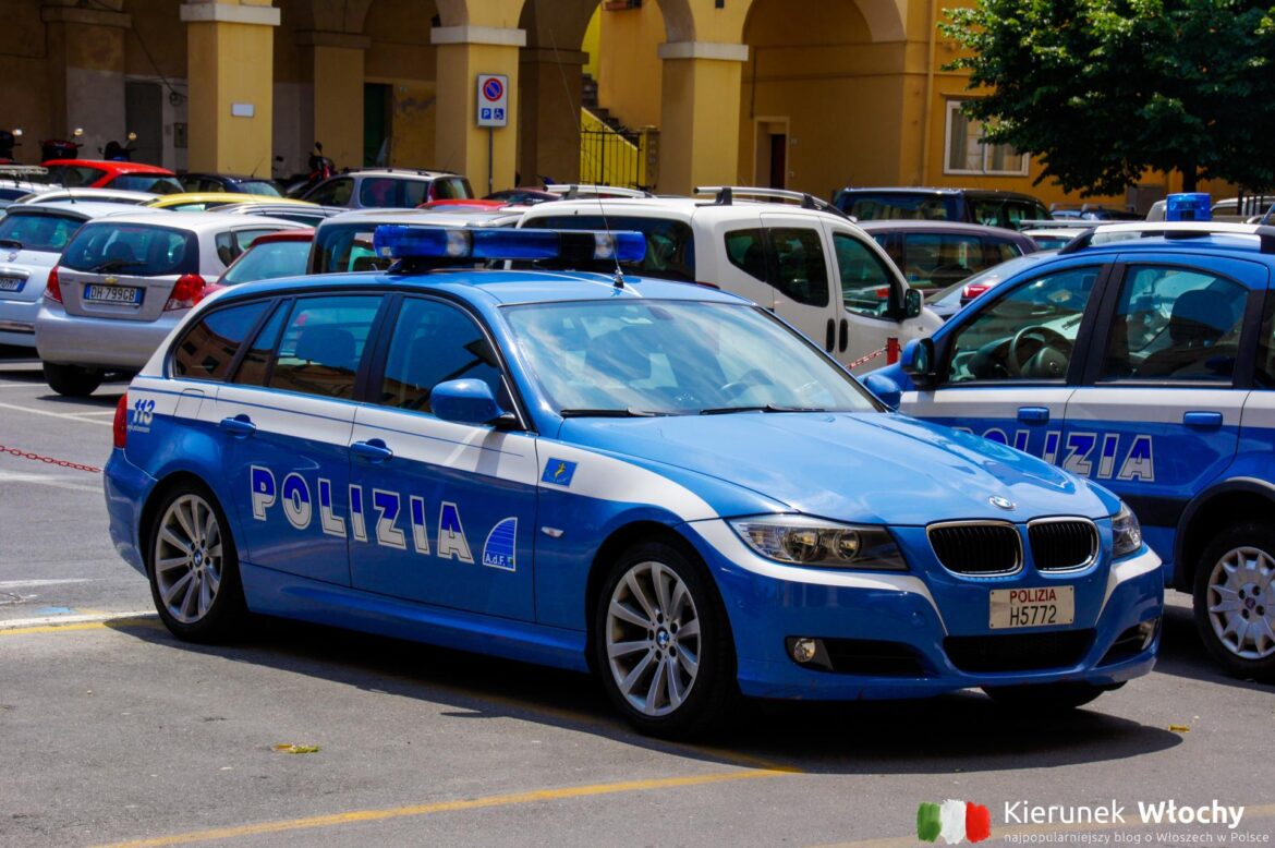 mandaty we Włoszech mogą wystawiać aż cztery służby: policja, karabinierzy, Guardia di Finanza i straż miejska (fot. Łukasz Ropczyński, kierunekwlochy.pl) mandaty we Włoszech mogą wystawiać aż cztery służby: policja, karabinierzy, Guardia di Finanza i straż miejska (fot. Łukasz Ropczyński, kierunekwlochy.pl)