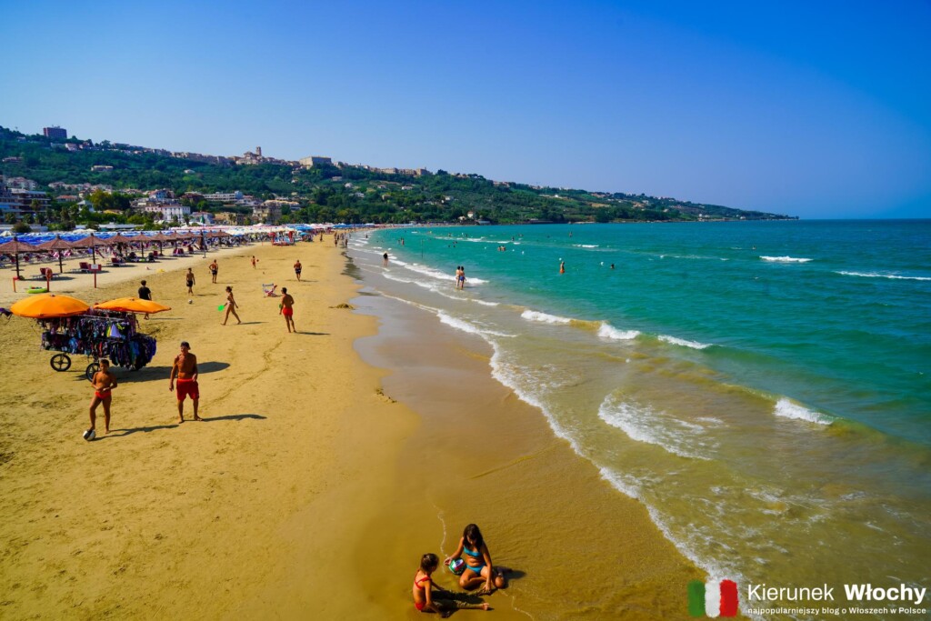 miejska plaża w centrum Vasto, w dzielnicy Marina di Vasto, we włoskiej Abruzji (fot. Łukasz Ropczyński, kierunekwlochy.pl)