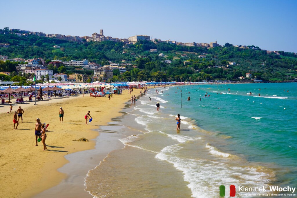 miejska plaża w centrum Vasto, w dzielnicy Marina di Vasto, we włoskiej Abruzji (fot. Łukasz Ropczyński, kierunekwlochy.pl)