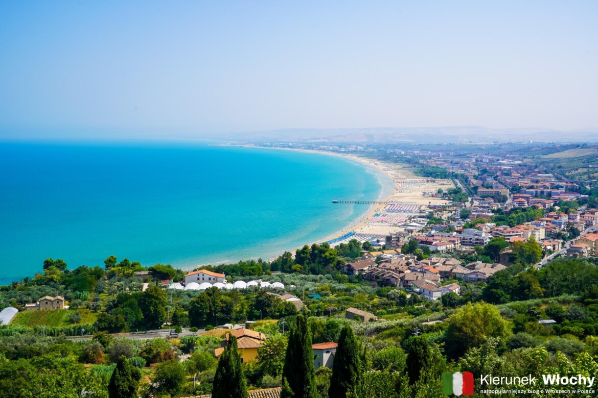 Vasto – najpiękniejsze miasto na wybrzeżu Costa dei Trabocchi. Na zdjęciu widok z historycznego centrum miasta na nadmorską dzielnicę Marina di Vasto (fot. Łukasz Ropczyński, kierunekwlochy.pl) Vasto – najpiękniejsze miasto na wybrzeżu Costa dei Trabocchi. Na zdjęciu widok z historycznego centrum miasta na nadmorską dzielnicę Marina di Vasto (fot. Łukasz Ropczyński, kierunekwlochy.pl)