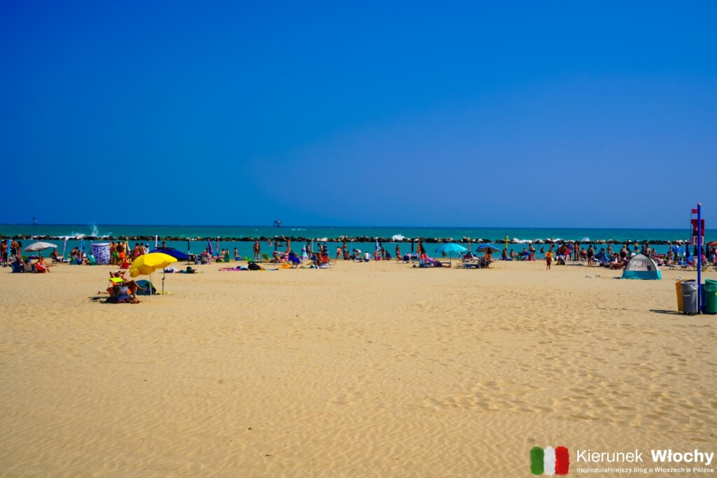 jedna z bezpłatnych plaż w samym centrum Marina di Vasto, Abruzja, Włochy (fot. Łukasz Ropczyński, kierunekwlochy.pl)