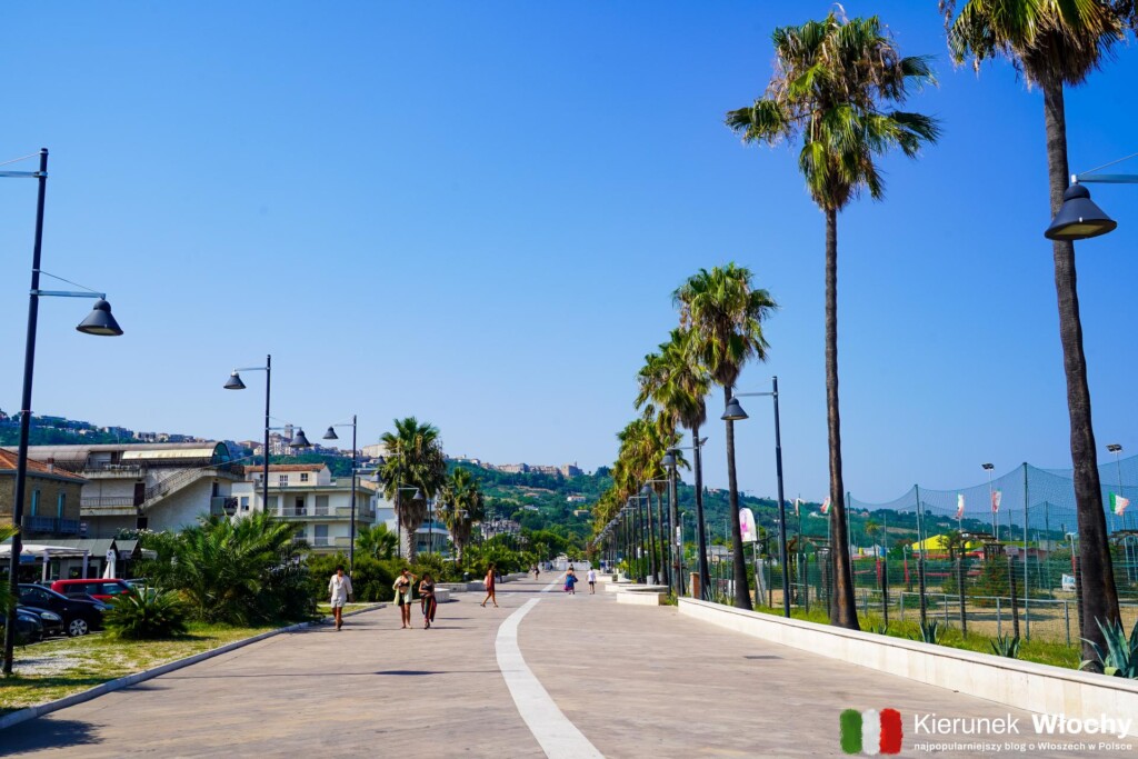 promenada wzdłuż plaży w Marina di Vasto, Abruzja, Włochy (fot. Łukasz Ropczyński, kierunekwlochy.pl)