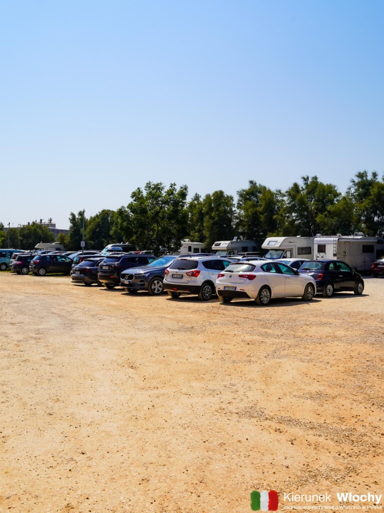 parking przy Punta Aderci (fot. Łukasz Ropczyński, kierunekwlochy.pl)