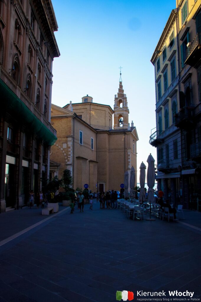 widok z Corso Garibaldi na kościół Najświętszego Sakramentu przy Piazza della Repubblica, Ankona, Włochy (fot. Łukasz Ropczyński, kierunekwlochy.pl)