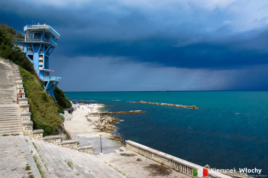 widok ze schodów na plażę Passetto, na drugim planie widać panoramiczną windę do plaży, Ankona, region Marche, Włochy (fot. Łukasz Ropczyński, kierunekwlochy.pl)