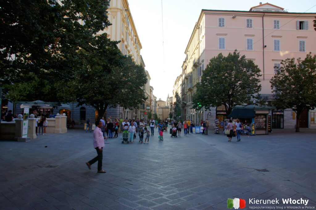 Corso Garibaldi przecina Piazza Roma, Ankona, Marche, Włochy (fot. Łukasz Ropczyński, kierunekwlochy.pl)