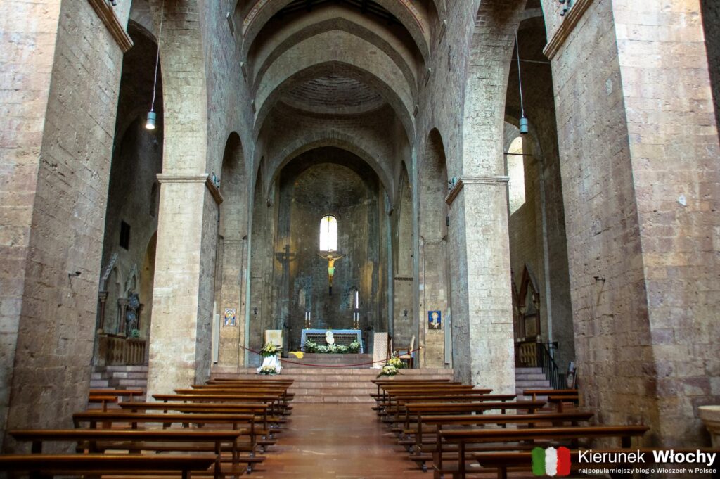 wnętrze kościóła św. Piotra, Asyż, Umbria, Włochy (fot. Łukasz Ropczyński, kierunekwlochy.pl)