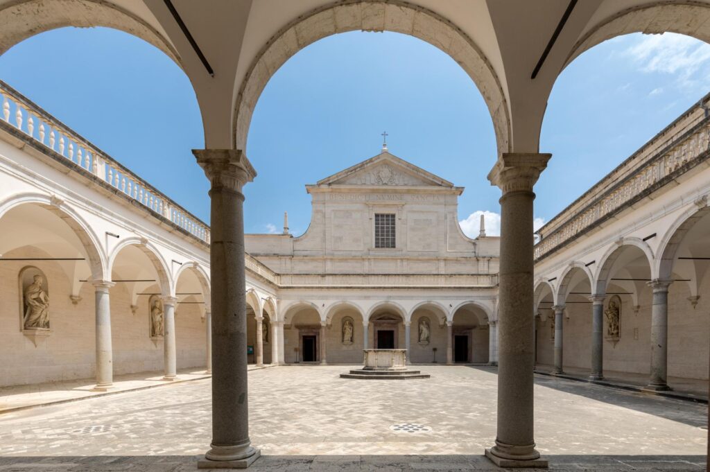w Bazylice Katedralnej na Monte Cassino znajduje się grób świętego Benedykta i jego siostry Scholastyki