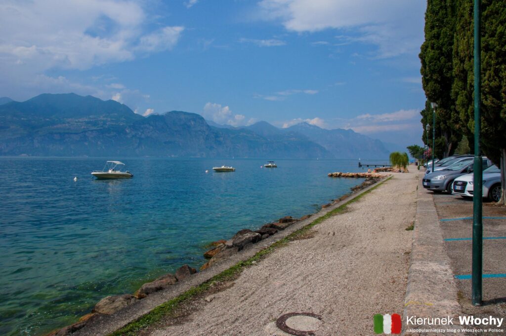 parking nad brzegiem jeziora w Brenzone sul Garda, jezioro Garda, Włochy (fot. Łukasz Ropczyński, kierunekwlochy.pl)