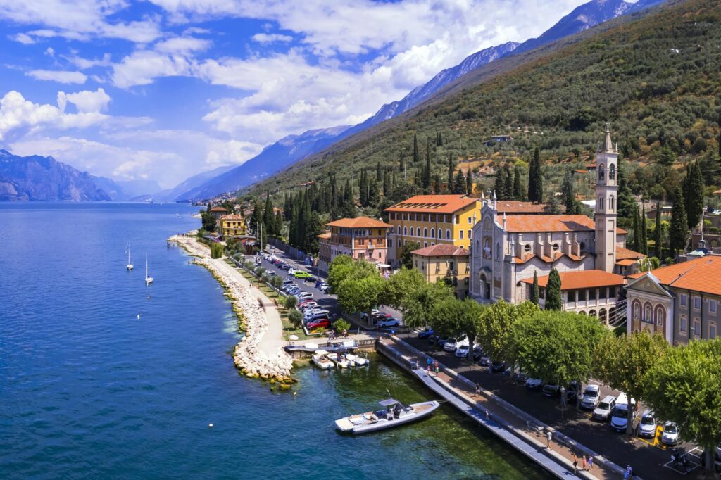 duża część hoteli i kempingów w Brenzone sul Garda usytuowana jest bezpośrednio przy plaży, nad brzegiem jeziora Garda