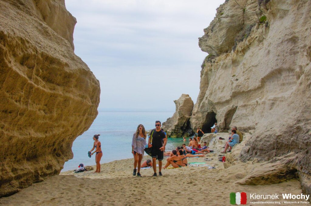 plaża Grotta dell'Isola, Tropea, Kalabria, Włochy (fot. Łukasz Ropczyński, kierunekwlochy.pl)