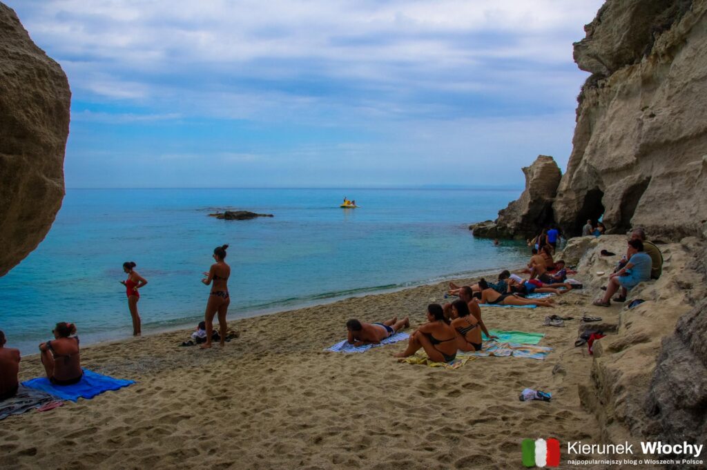 plaża Grotta dell'Isola, Tropea, Kalabria, Włochy (fot. Łukasz Ropczyński, kierunekwlochy.pl)