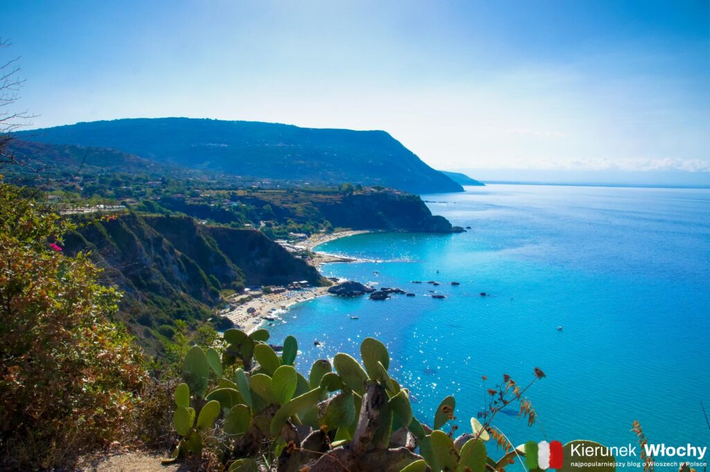 widok z "Terrazza panoramica" na plażę Grotticelle, Capo Vaticano, Kalabria, Włochy (fot. Łukasz Ropczyński, kierunekwlochy.pl)