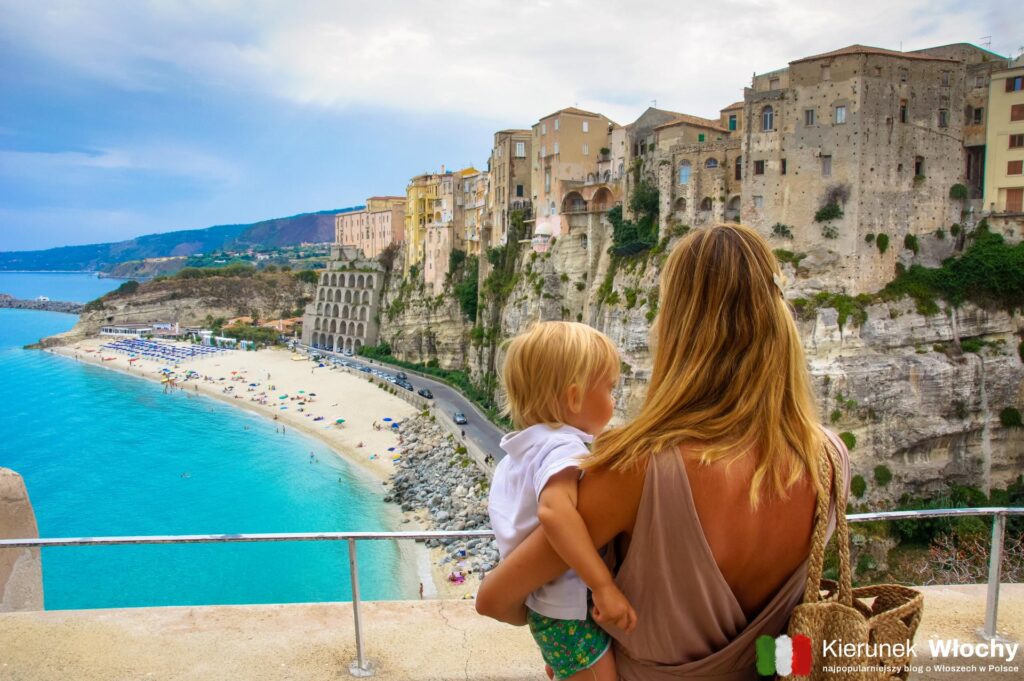 widok na miejską plażę Spiaggia della Rotonda, Tropea, Kalabria, Włochy (fot. Łukasz Ropczyński, kierunekwlochy.pl)