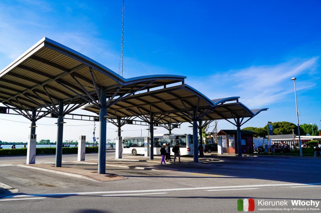 autobus lokalnego przewoźnika ATVO Veneto na niewielkim dworcu obok przystani tramwajów wodnych w Punta Sabbioni (fot. Łukasz Ropczyński, kierunekwlochy.pl)