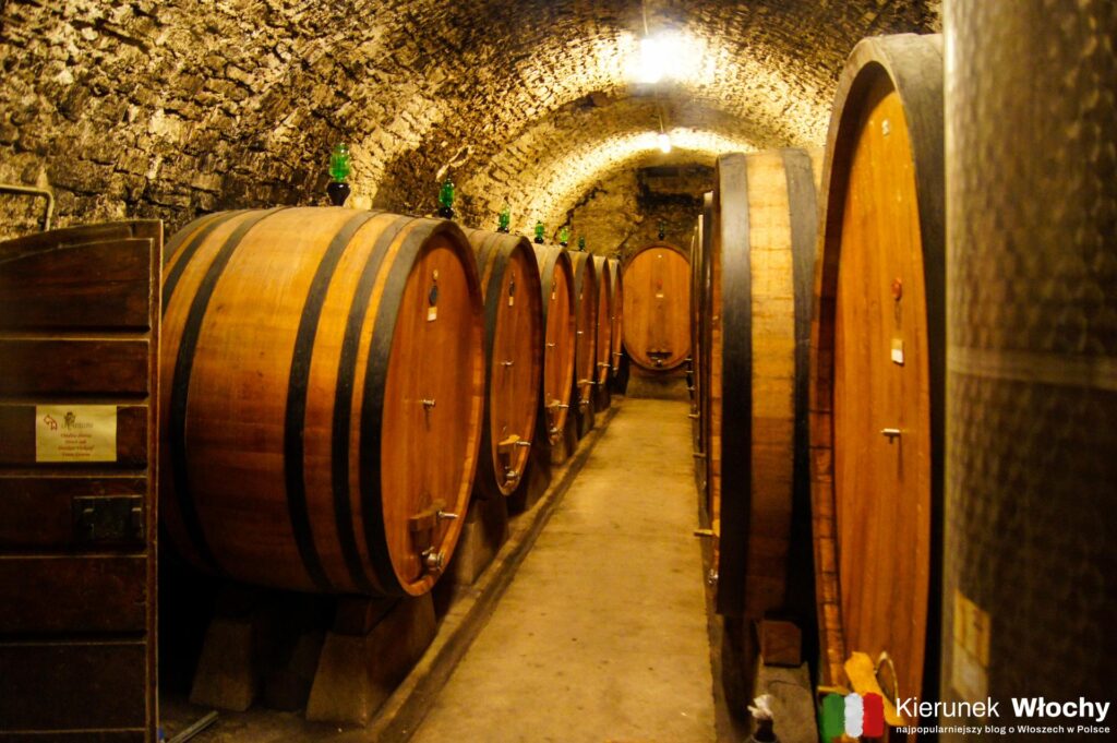 beczki z winem w piwnicy w Castellina in Chianti, toskański region Chianti, Włochy (fot. Łukasz Ropczyński, kierunekwlochy.pl)