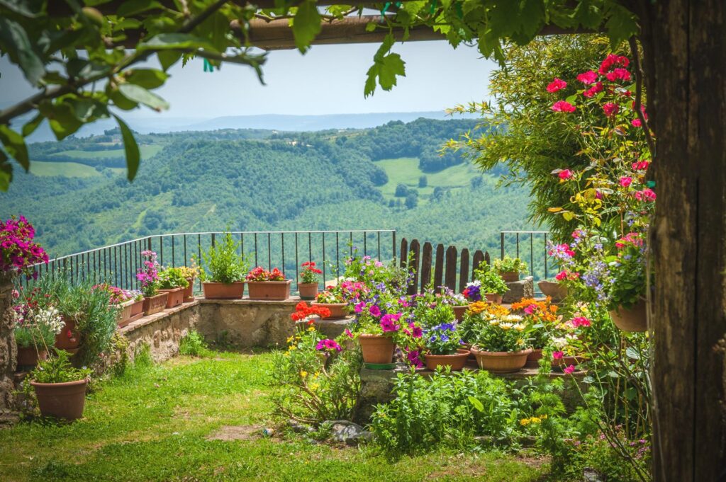 jeden z ogródków - tarasów widokowych w Civita di Bagnoregio, Lacjum, Włochy