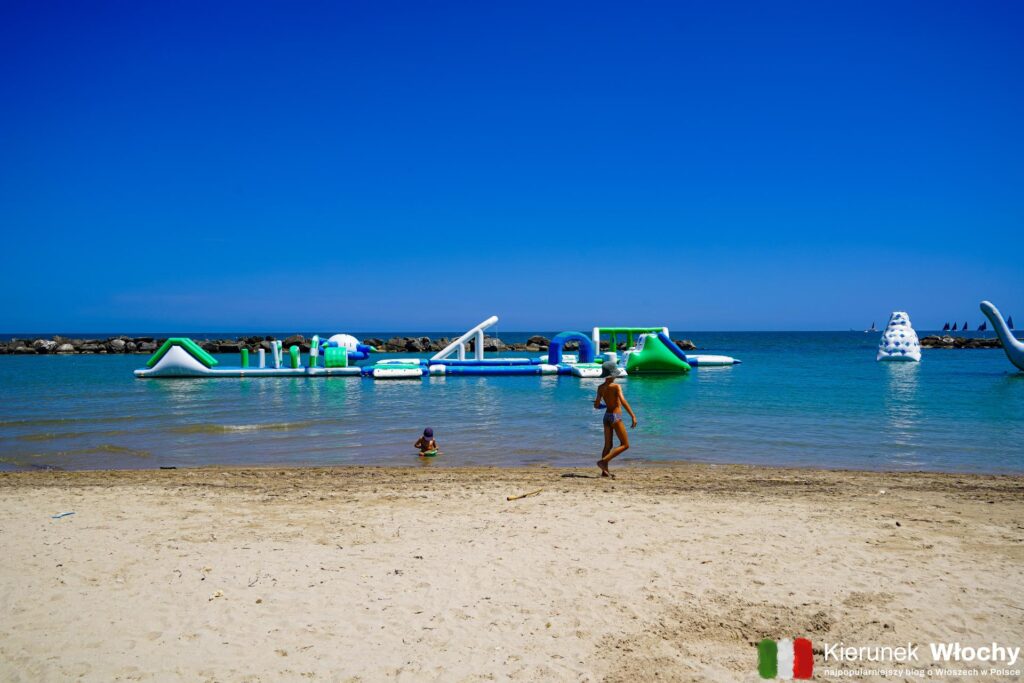 wodny plac zabaw Funny Splash Parco Acquatico, plaża w Civitanova Marche (fot. Łukasz Ropczyński, kierunekwlochy.pl)