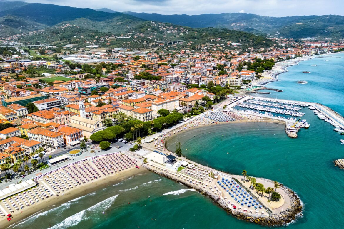 Diano Marina – między oliwnymi wzgórzami a piaszczystą plażą Diano Marina – między oliwnymi wzgórzami a piaszczystą plażą