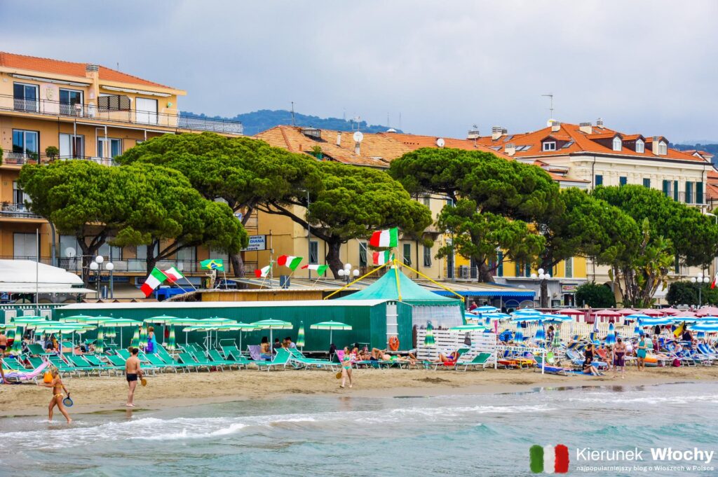 plaża w Diano Marina, Liguria, Włochy (fot. Łukasz Ropczyński, kierunekwlochy.pl)