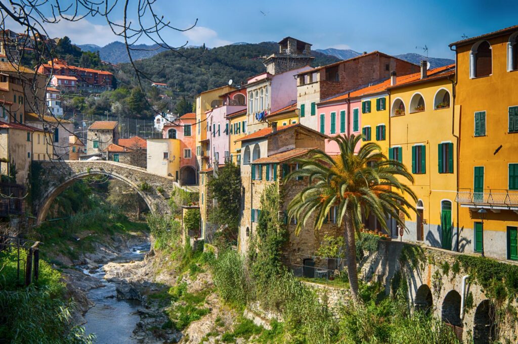 urokliwe Dolcedo położone jest w zielonych górach Ligurii, zaledwie 17 km od Diano Marina