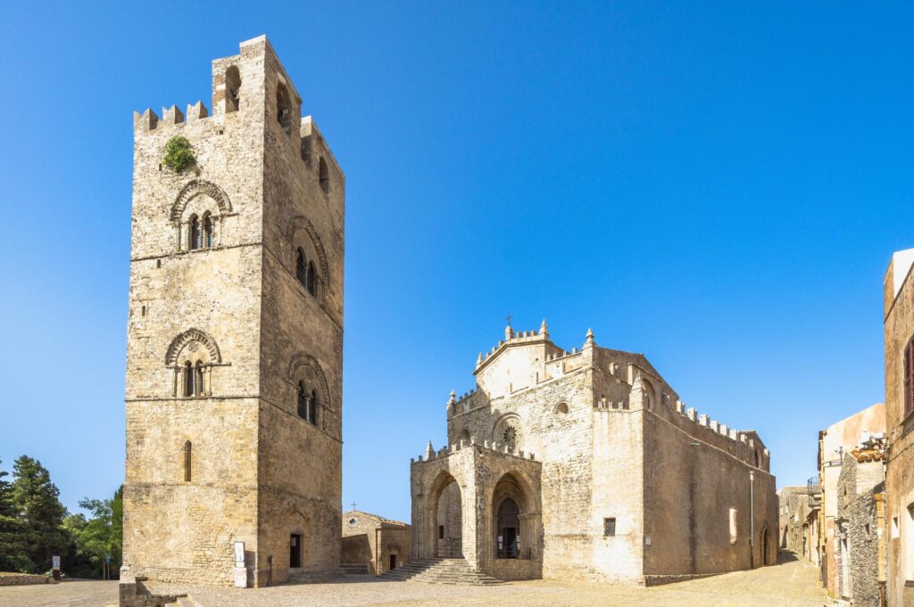 Chiesa Matrice oraz stojąca przy nim dzwonnica, która w przeszłości była wieżą strażniczą, Erice, Sycylia, Włochy