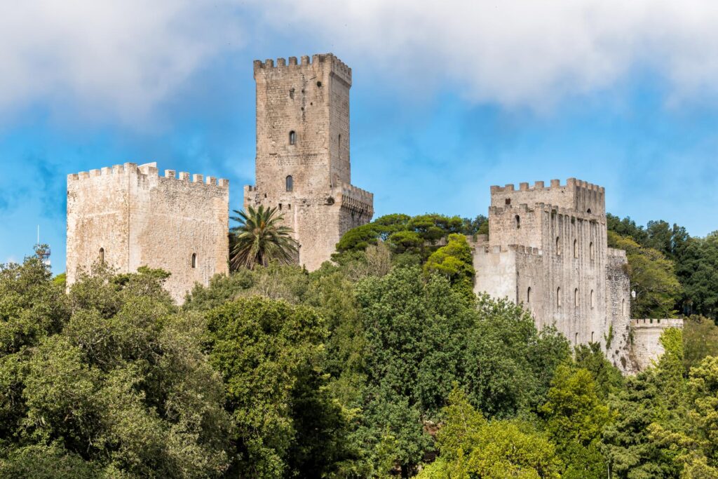 zamkowe wieże Castello del Bálio w Erice, Sycylia, Włochy