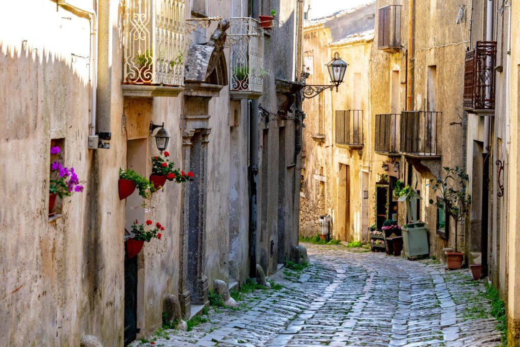 jedna z uliczek historycznego centrum Erice na Sycylii