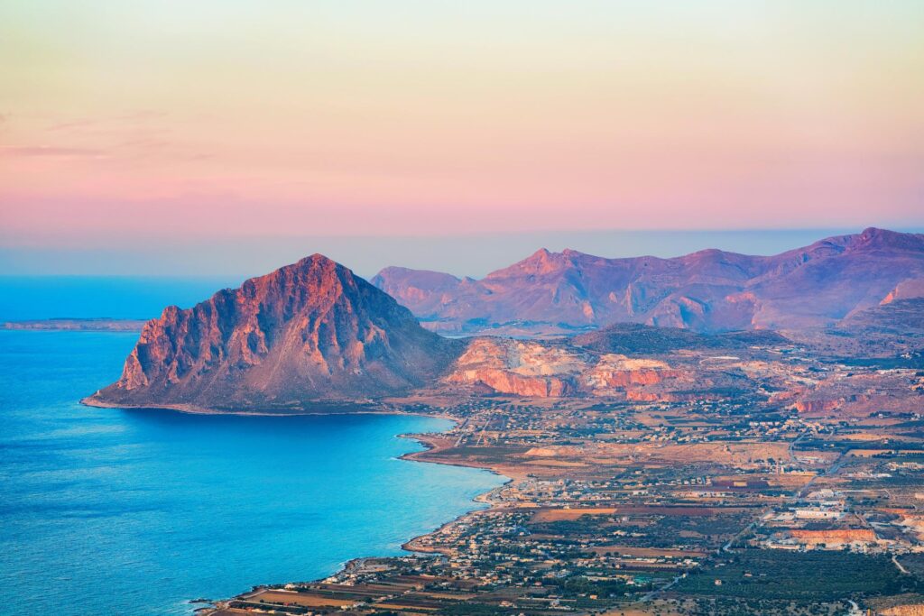 panoramiczny widok z Erice na wybrzeże Sycylii i górę Monte Cofano