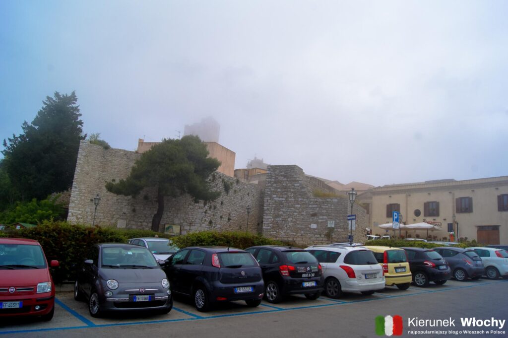 parking przy Piazza Porta Trapani w Erice, Sycylia, Włochy (fot. Łukasz Ropczyński, kierunekwlochy.pl)