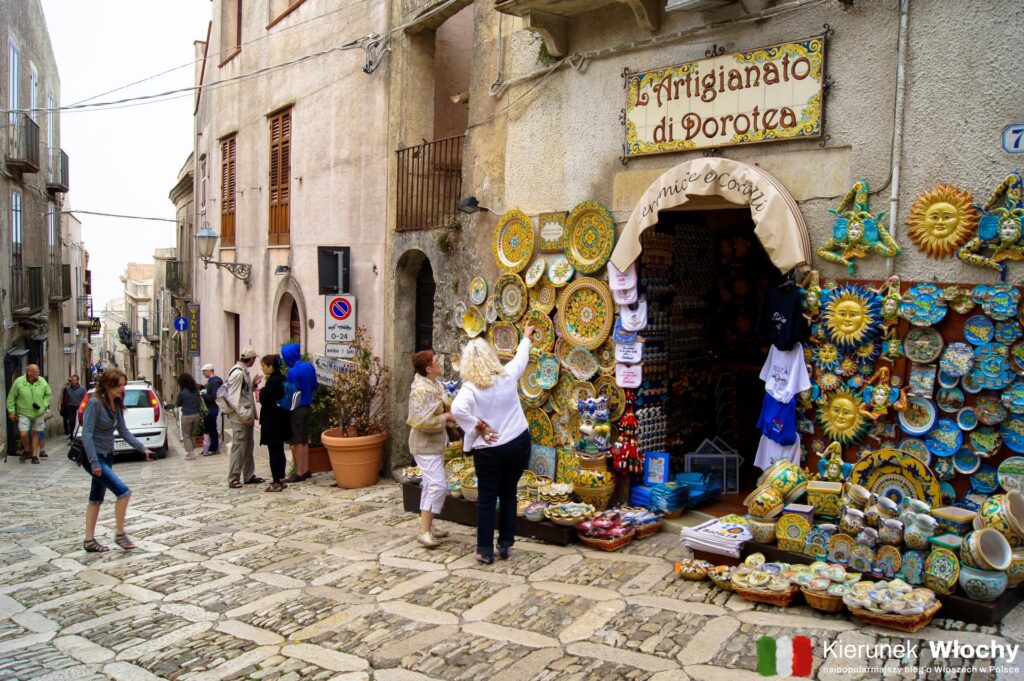 główna ulica historycznego centrum Erice, Sycylia, Włochy (fot. Łukasz Ropczyński, kierunekwlochy.pl)