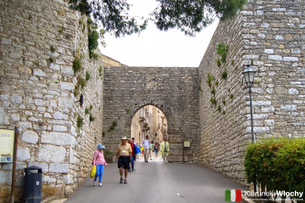 zabytkowa brama Porta Trapani prowadząca do historycznego centrum Erice, Sycylia, Włochy (fot. Łukasz Ropczyński, kierunekwlochy.pl)