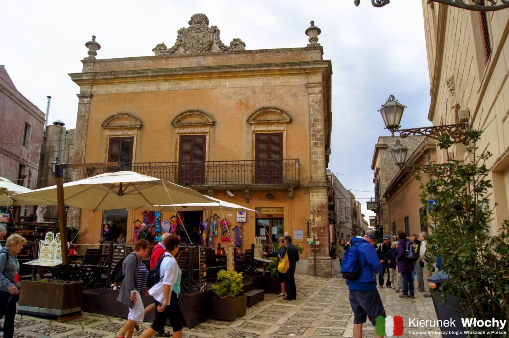 Piazza della Loggia w Erice, Sycylia, Włochy (fot. Łukasz Ropczyński, kierunekwlochy.pl)