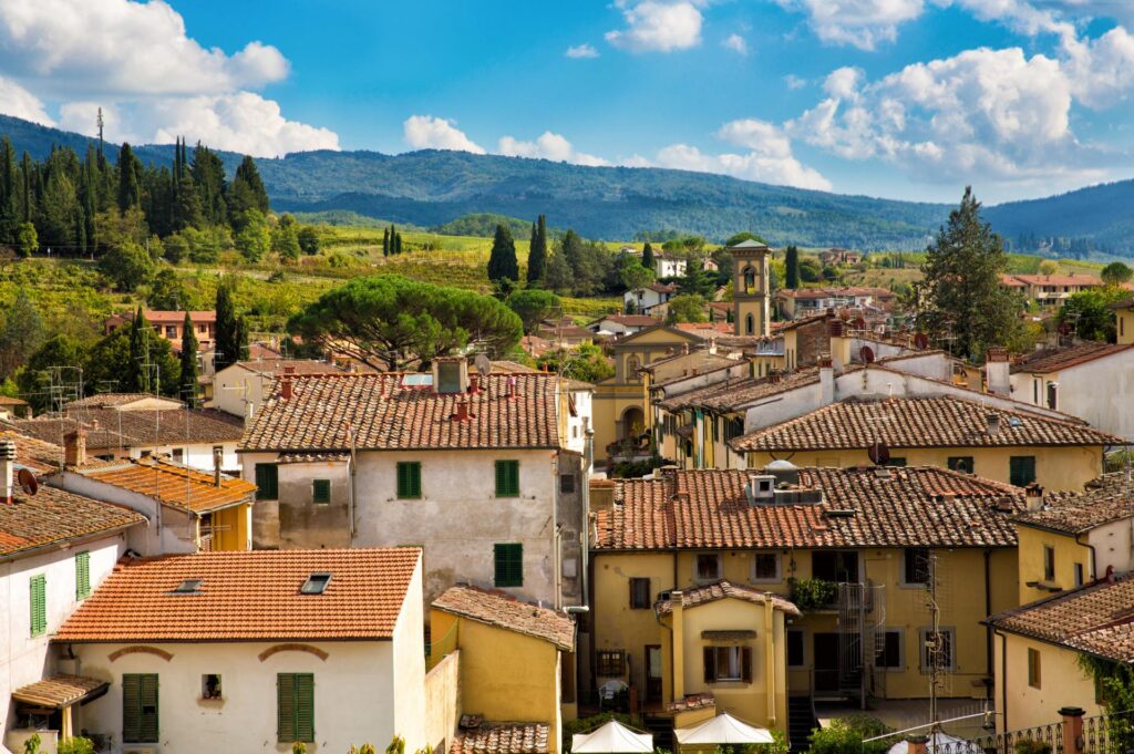 Greve in Chianti to niewielkie miasteczko w sercu Chianti, znane z trójkątnego placu, lokalnych win i kameralnej, toskańskiej atmosfery
