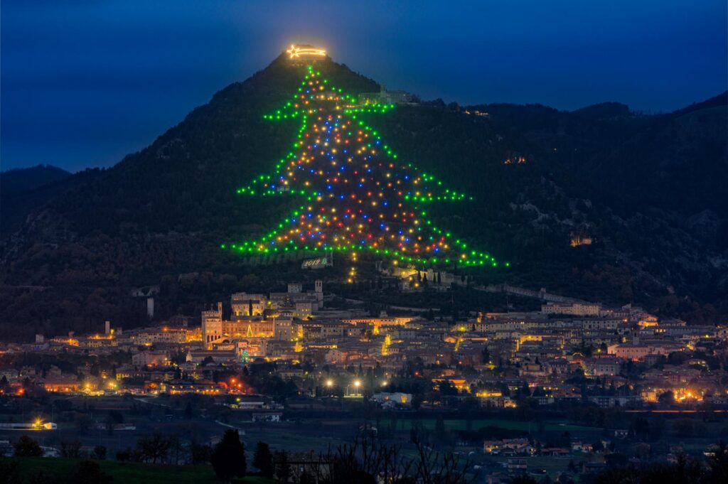 co roku od 7 grudnia do 9 stycznia w Gubbio, na zboczu góry Ingino, można podziwiać największą choinkę na świecie
