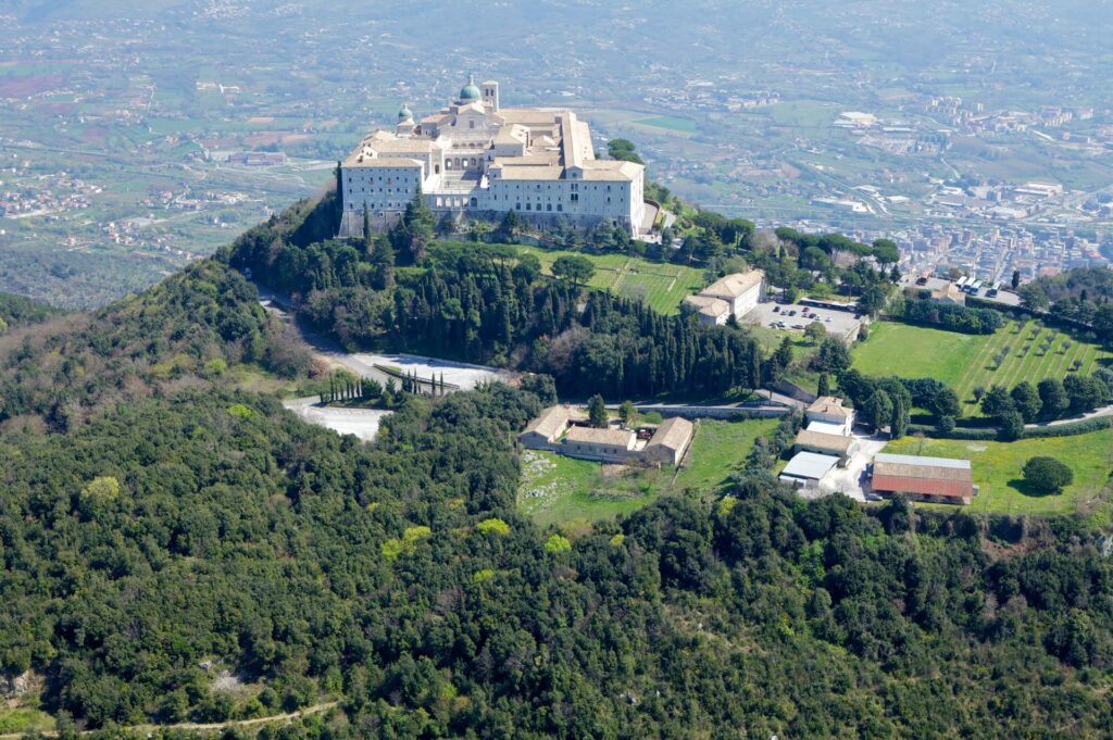 klasztor na Monte Cassino, Lazio, Włochy - widok z lotu ptaka