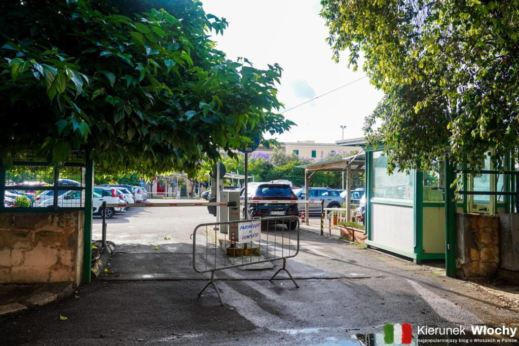 wjazd na strzeżony parking przy Via Adua 16 w Lecce (fot. Łukasz Ropczyński, kierunekwlochy.pl)
