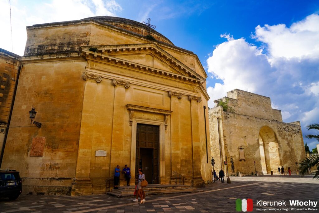 kościół Santa Maria della Porta, a na drugim planie Porta Napoli w Lecce, Apulia, Włochy (fot. Łukasz Ropczyński, kierunekwlochy.pl)