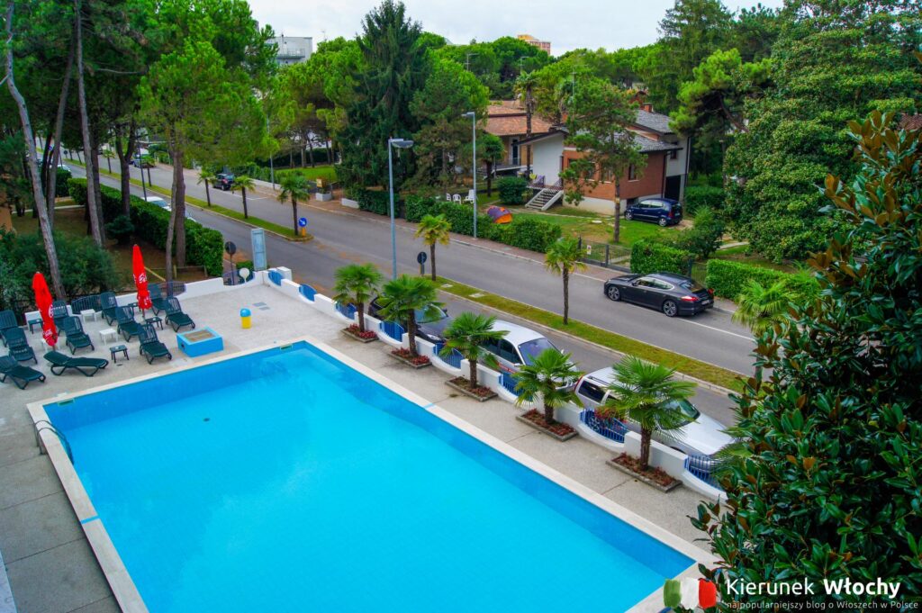 widok z naszego balkonu w Hotelu Olympia w Lignano Pineta (fot. Łukasz Ropczyński, kierunekwlochy.pl)