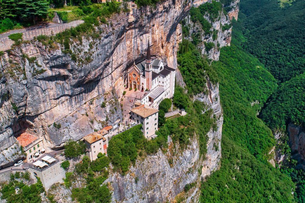 Sanktuarium Madonna della Corona wzniesione zostało na skalistym klifie