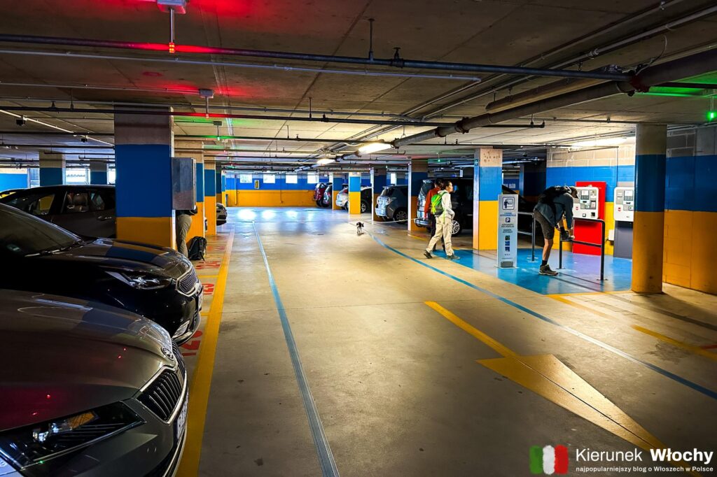 podziemny parking pod dolną stacją kolejki na Monte Baldo, Via Navene Vecchia 10 w Malcesine (fot. Łukasz Ropczyński, kierunekwlochy.pl)