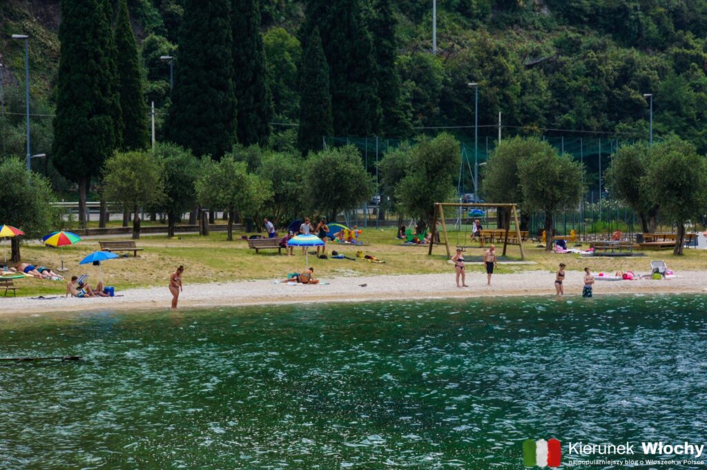plaża Navene w Malcesine, jezioro Garda, Włochy (fot. Łukasz Ropczyński, kierunekwlochy.pl)