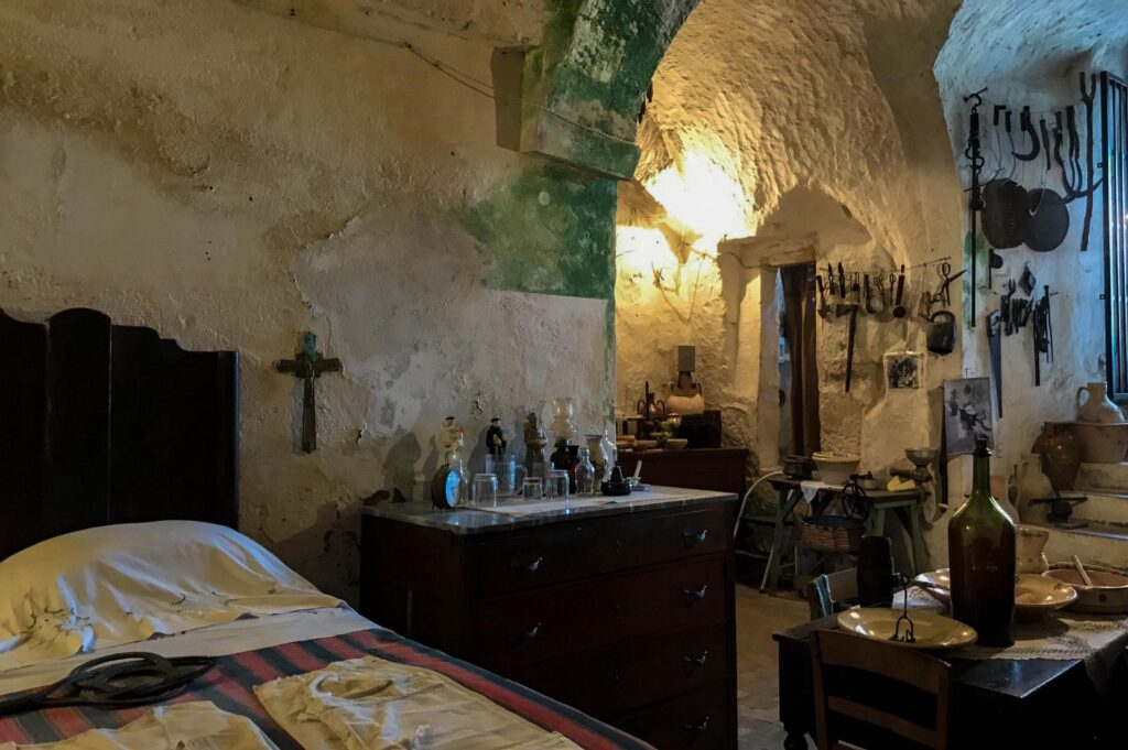 typowy dla Sassi dom Casa Grotta del Casalnuovo, który teraz udostępniony jest do zwiedzania, Matera, Bazylikata, Włochy