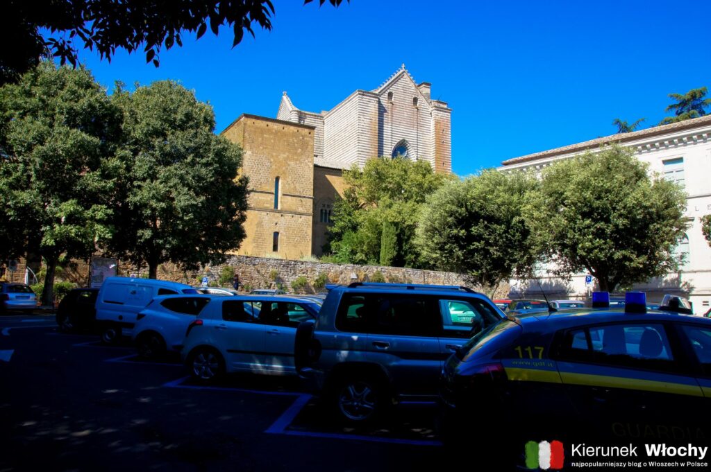 parking w Orvieto na Piazza Marconi, czyli tuż obok katedry (fot. Łukasz Ropczyński, kierunekwlochy.pl)