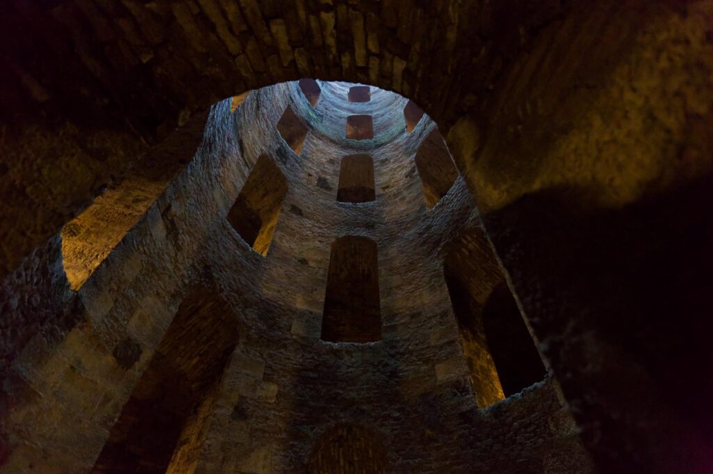 cylindryczna studnia św. Patryka w Orvieto, w Umbrii we Włoszech