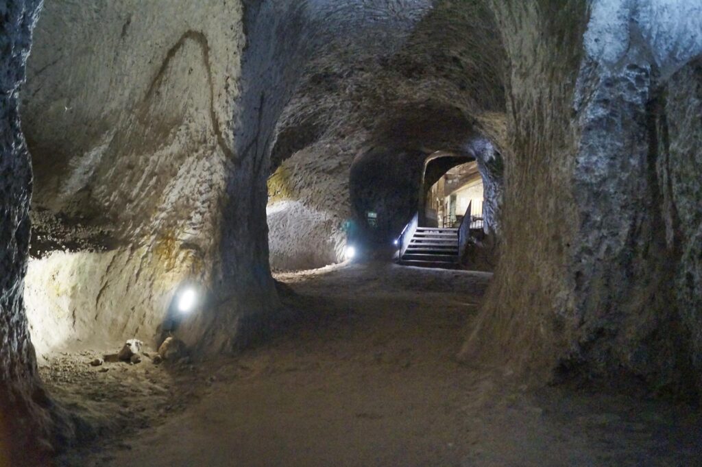podziemne tunele pod Orvieto to trasa, którą można zwiedzać tylko dwa razy dziennie z przewodnikiem