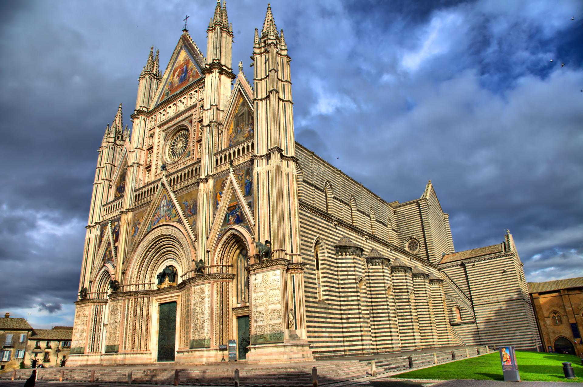 Orvieto – miasto z najpiękniejszą katedrą w Umbrii, niezwykłą studnią i tunelami biegnącymi pod centrum