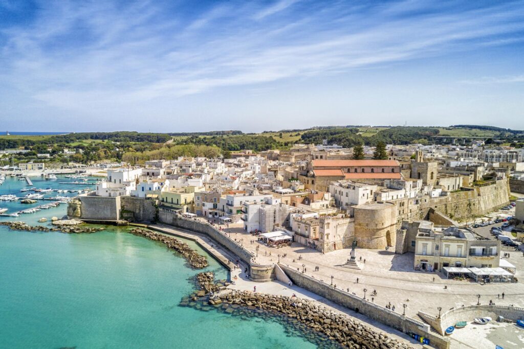 historyczne centrum Otranto otoczone jest solidnymi murami obronnymi
