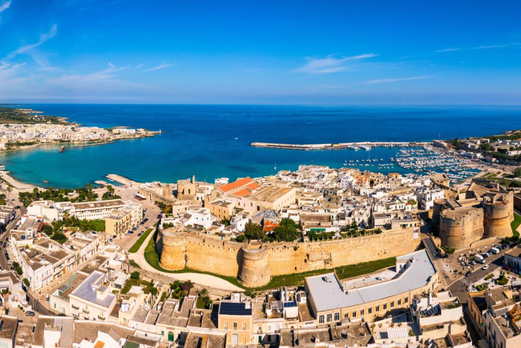 Otranto to dziś idylliczna miejscowość wakacyjna, która jednak nie zapomina o swojej tragicznej historii