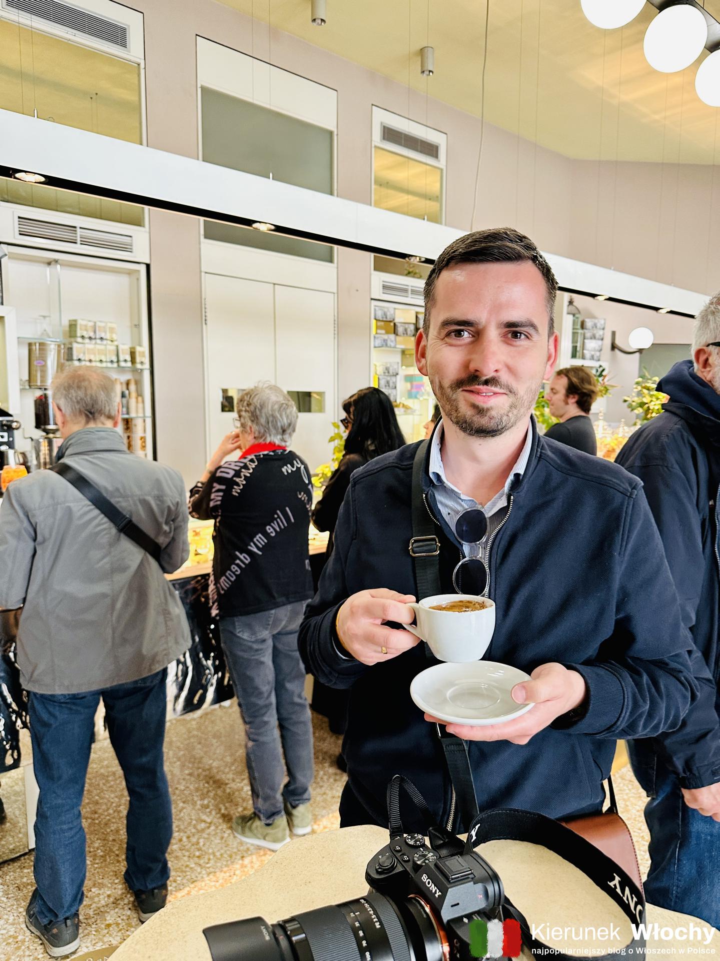 przy barze, ze słynną Caffe Pedrocchi w kawiarni o tej samej nazwie, Padwa, Włochy (fot. Łukasz Ropczyński, kierunekwlochy.pl)